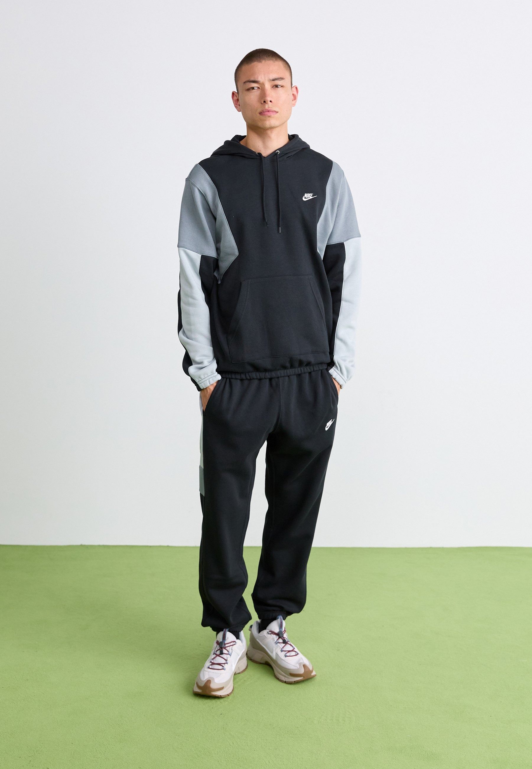 TUTA COMPLETA FLEECE NIKE CLUB HV1165-010 80% cotone, 20% poliestere