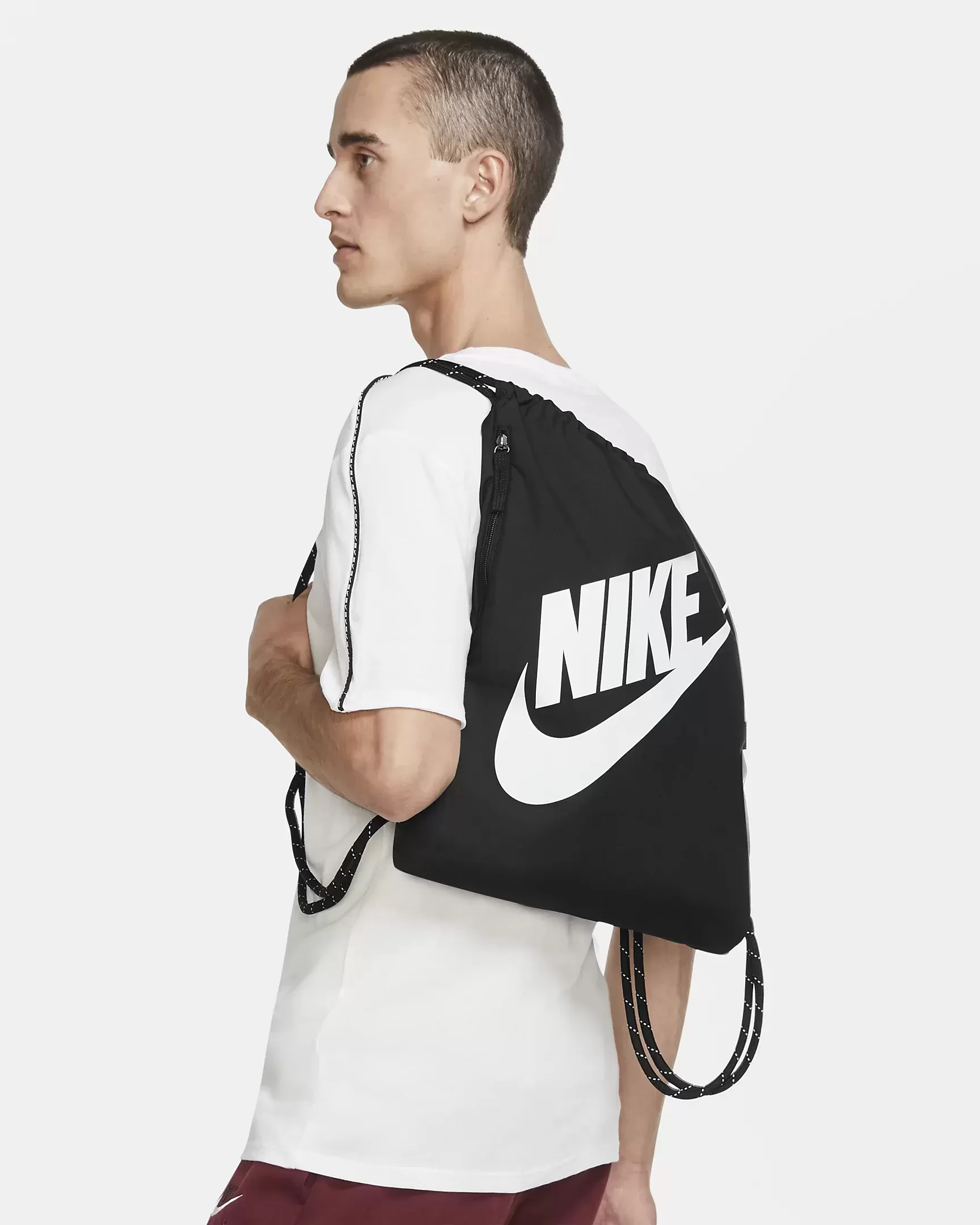 ZAINO A SACCA Nike Heritage DC4245-010       Dimensioni: 43 x 33 cm (Altezza x Larghezza)