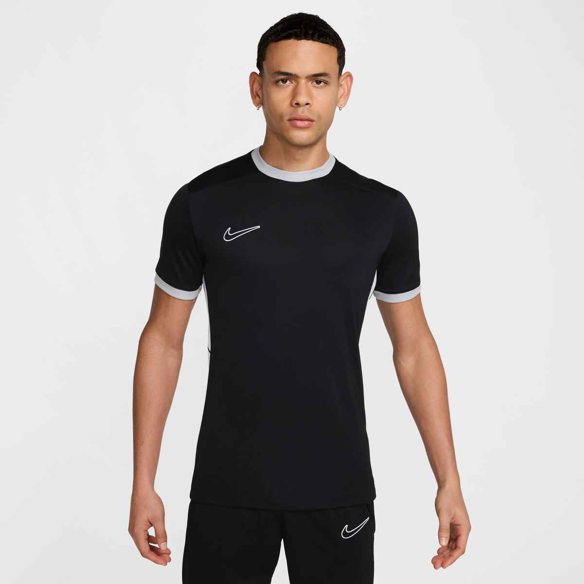 T-SHIRT DA CALCIO NIKE ACADEMY 25 SENIOR FZ9754-010 100% POLIESTERE.